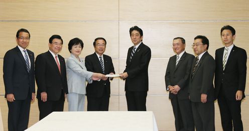 Photograph of the Prime Minister receiving a request from the Administrative Reform Promotion Headquarters of the ruling parties