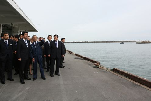Photograph of the Prime Minister observing the Soma Haragama fishing port