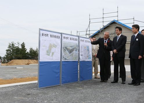 Photograph of the Prime Minister observing a planned site for group relocation for disaster mitigation (1)