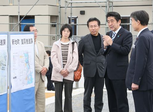 Photograph of the Prime Minister observing a planned site for group relocation for disaster mitigation (2)
