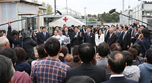 Photograph of the Prime Minister visiting people who are staying in emergency temporary housing (7)