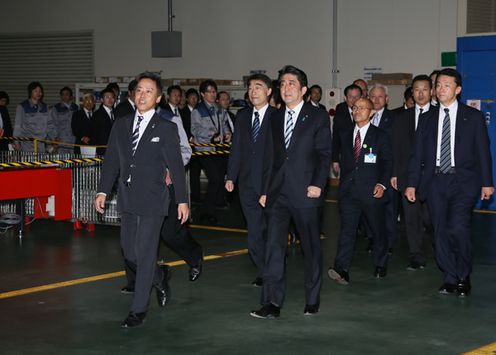 Photograph of the Prime Minister visiting a company that contributes to the reconstruction effort (1)