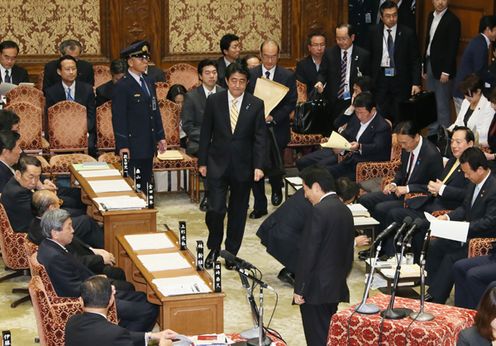 Photograph of the Prime Minister attending the meeting of the Budget Committee of the House of Representatives