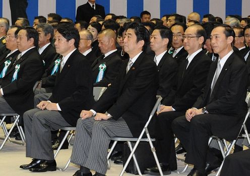 Photograph of the Prime Minister attending the Memorial Service for Members of the Self-Defense Forces Who Lost Their Lives on Duty