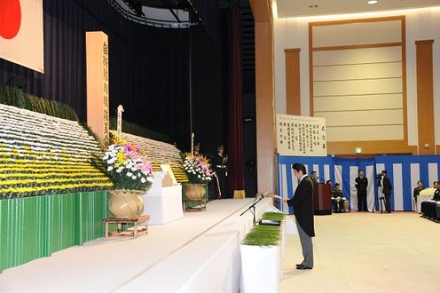 Photograph of the Prime Minister delivering a memorial address (2)