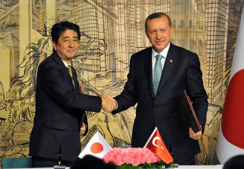 Photograph of Prime Minister Abe shaking hands with H.E. Recep Tayyip Erdoğan, Prime Minister of the Republic of Turkey (2)