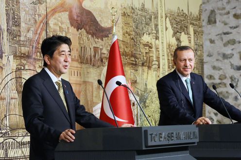 Photograph of the leaders holding a joint press conference (2)