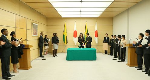 Photograph of the leaders signing the Joint Statement (2)