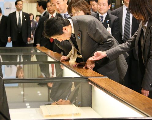 Photograph of the Prime Minister viewing an exhibition (2)