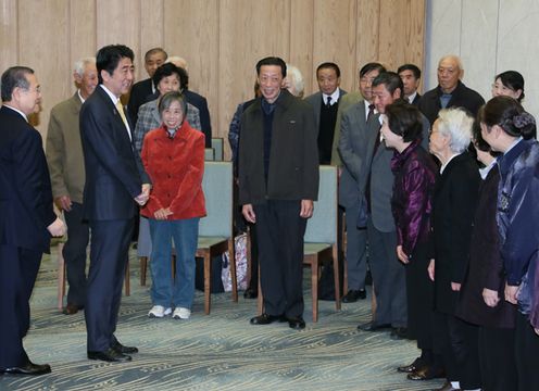 Photograph of Prime Minister Abe receiving a courtesy call from a group of remaining Japanese in China and others (2)