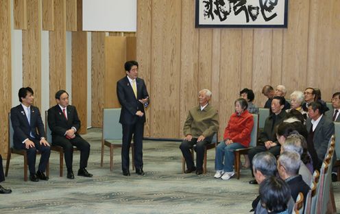 Photograph of Prime Minister Abe receiving a courtesy call from a group of remaining Japanese in China and others (3)