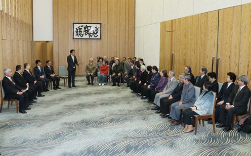 Photograph of Prime Minister Abe receiving a courtesy call from a group of remaining Japanese in China and others (4)