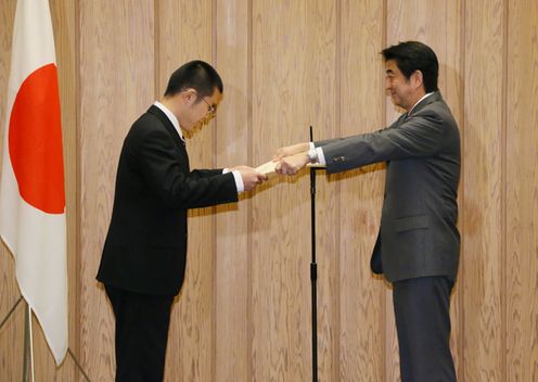 Photograph of Prime Minister Abe presenting Mr. Yan Jun with the Prime Minister's certificate of appreciation