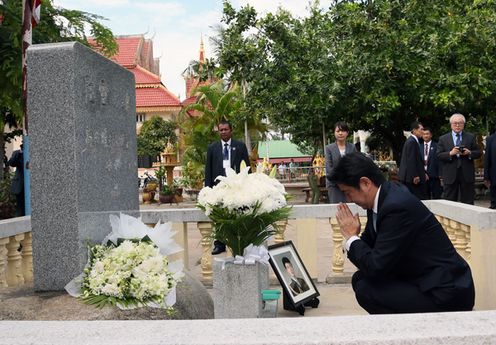 Photograph of the Prime Minister offering flowers at a memorial (1)