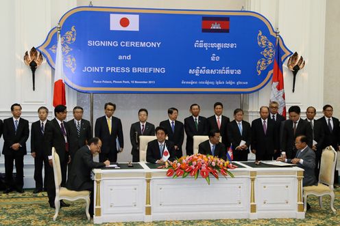 Photograph of the signing ceremony (1)