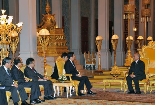 Photograph of Prime Minister Abe having an audience with His Majesty Preah Bat Samdech Preah Boromneath Norodom Sihamoni, King of Cambodia (2)