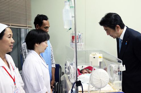 Photograph of the Prime Minister visiting the National Maternal and Child Health Center (1)