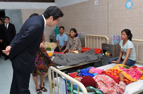 Photograph of the Prime Minister visiting the National Maternal and Child Health Center (2)