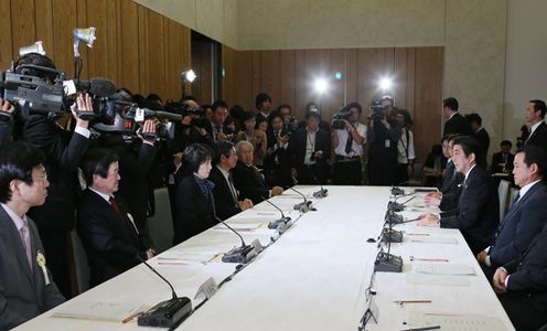 Photograph of the Prime Minister delivering an address at the meeting of the Administrative Reform Promotion Council (2)