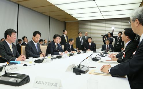 Photograph of the Prime Minister delivering an address at the meeting of the Council on Economic and Fiscal Policy (2)