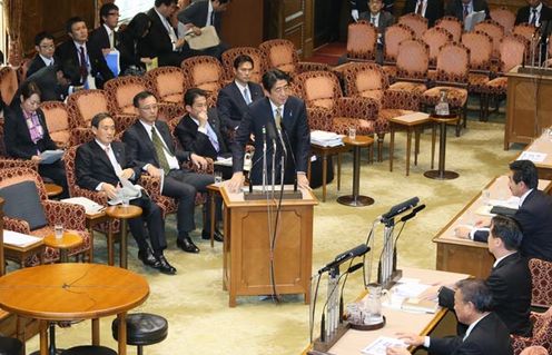 Photograph of the Prime Minister answering questions at the meeting of the Special Committee on National Security of the House of Councillors