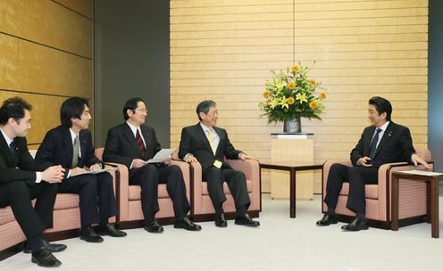 Photograph of the Prime Minister receiving an explanation on the 