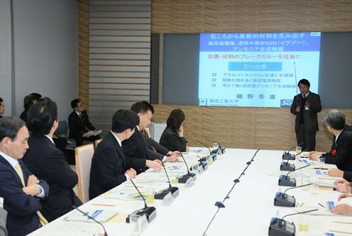 Photograph of the Prime Minister listening to the presentation (1)