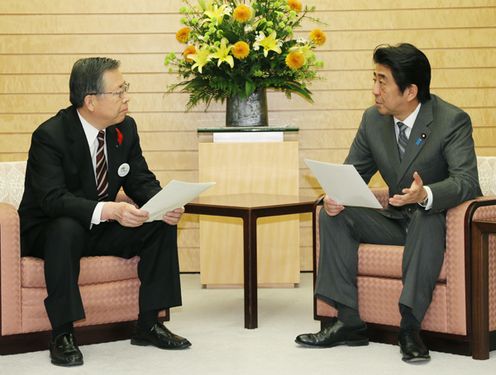 Photograph of the Prime Minister receiving an explanation of the letter of request
