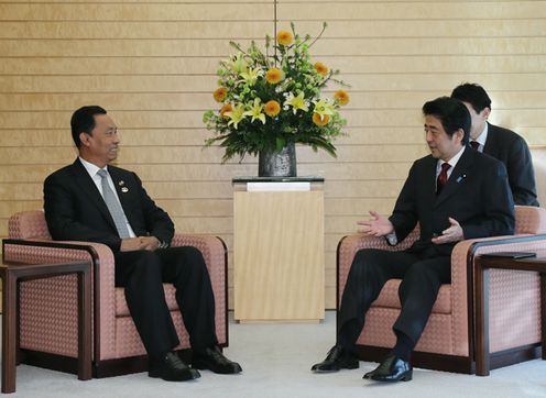 Photograph of Prime Minister Abe receiving a courtesy call from Rt. Hon. Thura U Shwe Mann, Speaker of the Pyidaungsu Hluttaw and Pyithu Hluttaw of the Republic of the Union of Myanmar
