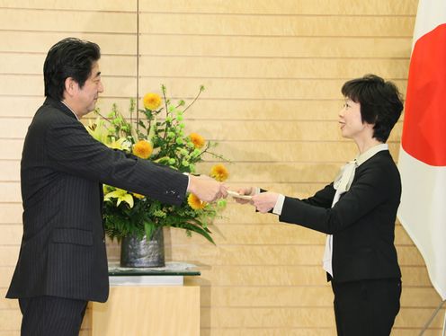 Photograph of the Prime Minister giving a letter of assignment (1)