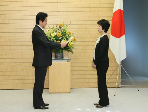 Photograph of the Prime Minister giving a letter of assignment (2)