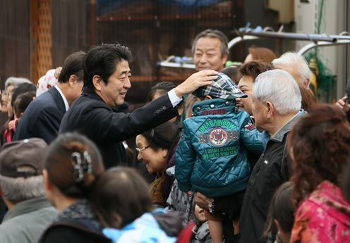 Photograph of the Prime Minister visiting public housing for disaster-stricken households and emergency temporary housing in Kaminakashima (1)