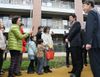 Photograph of the Prime Minister visiting public housing for disaster-stricken households and emergency temporary housing in Kaminakashima (2)
