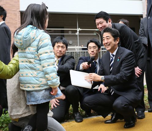 Photograph of the Prime Minister receiving a letter from children living in the public housing