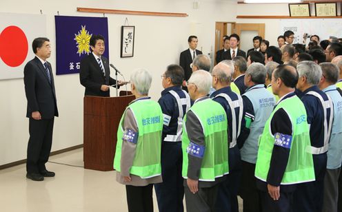 Photograph of the Prime Minister offering words of encouragement to local police officers, police officers specially dispatched from other police stations, and volunteers
