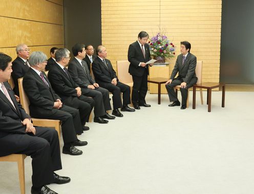 Photograph of the Prime Minister receiving a courtesy call from the Liaison Council of Municipalities in Nemuro Subprefecture for the Development of Regions near the Northern Territories (2)