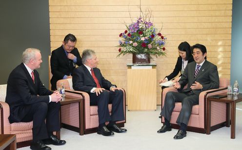 Photograph of Prime Minister Abe receiving a courtesy call from Rt. Hon. Peter D Robinson MLA, First Minister of the Northern Ireland Executive of the United Kingdom, and other guests