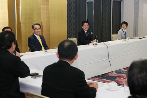 Photograph of the Prime Minister listening to the remarks of managers and other participants