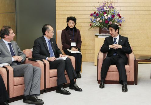 Photograph of Prime Minister Abe receiving a courtesy call from H.E. Dr. Jim Yong Kim, President of the World Bank