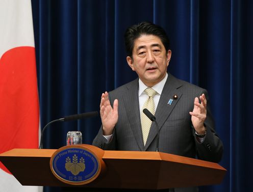 Photograph of the Prime Minister holding a press conference (6)