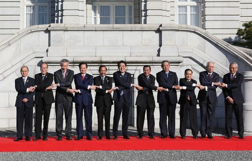 Photograph of the ASEAN-Japan leaders' commemorative photograph session (1)
