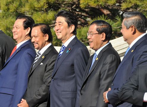Photograph of the ASEAN-Japan leaders' commemorative photograph session (2)