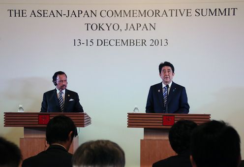 Photograph of the press announcement by the co-chairs of the ASEAN-Japan Commemorative Summit