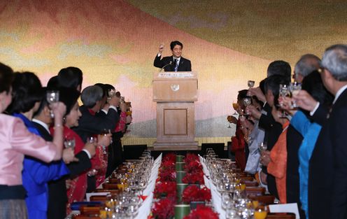 Photograph of the Prime Minister delivering an address at the gala dinner (2)