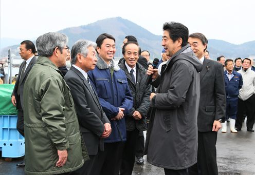 Photograph of the Prime Minister receiving an explanation from the head of JF Miyagi