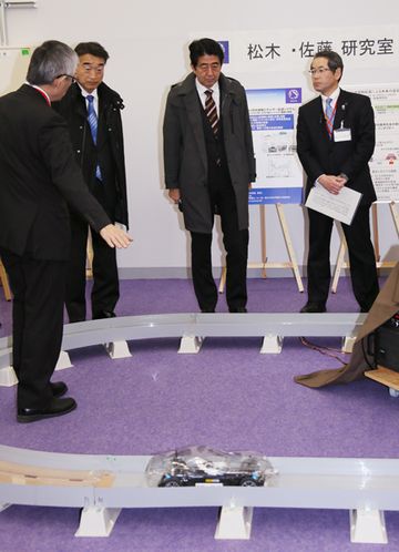 Photograph of the Prime Minister observing a non-contact (wireless) power supply system