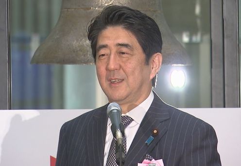 Photograph of the Prime Minister delivering an address at the 2013 Year-end Closing Ceremony of the Tokyo Stock Exchange