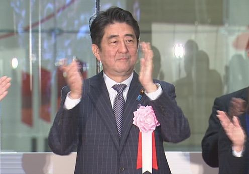 Photograph of the Prime Minister conducting the ceremonial handclapping at the 2013 Year-end Closing Ceremony of the Tokyo Stock Exchange