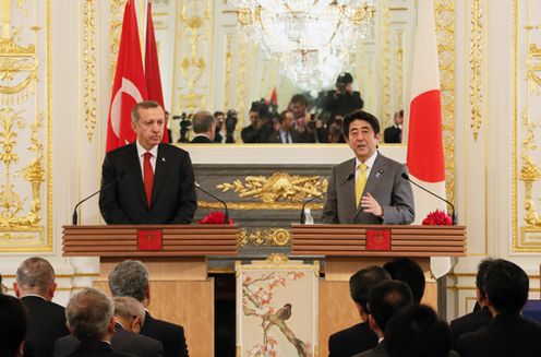 Photograph of the leaders holding a joint press conference