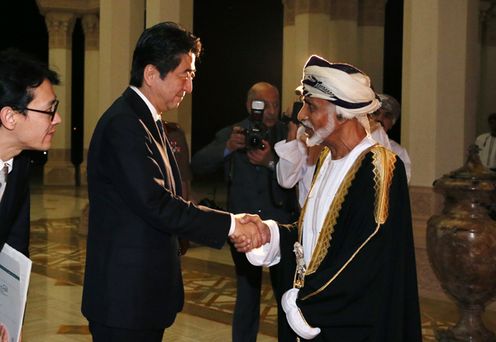 Photograph of Prime Minister Abe shaking hands with His Majesty Qaboos bin Said, Sultan of Oman